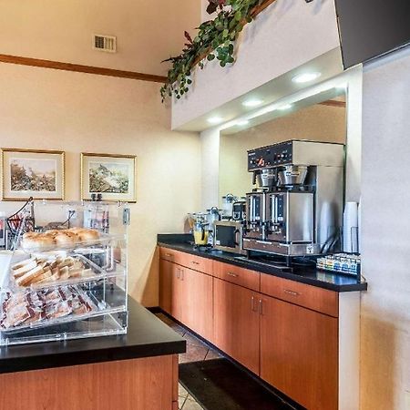 Econo Lodge Inn & Suites Middletown Buitenkant foto