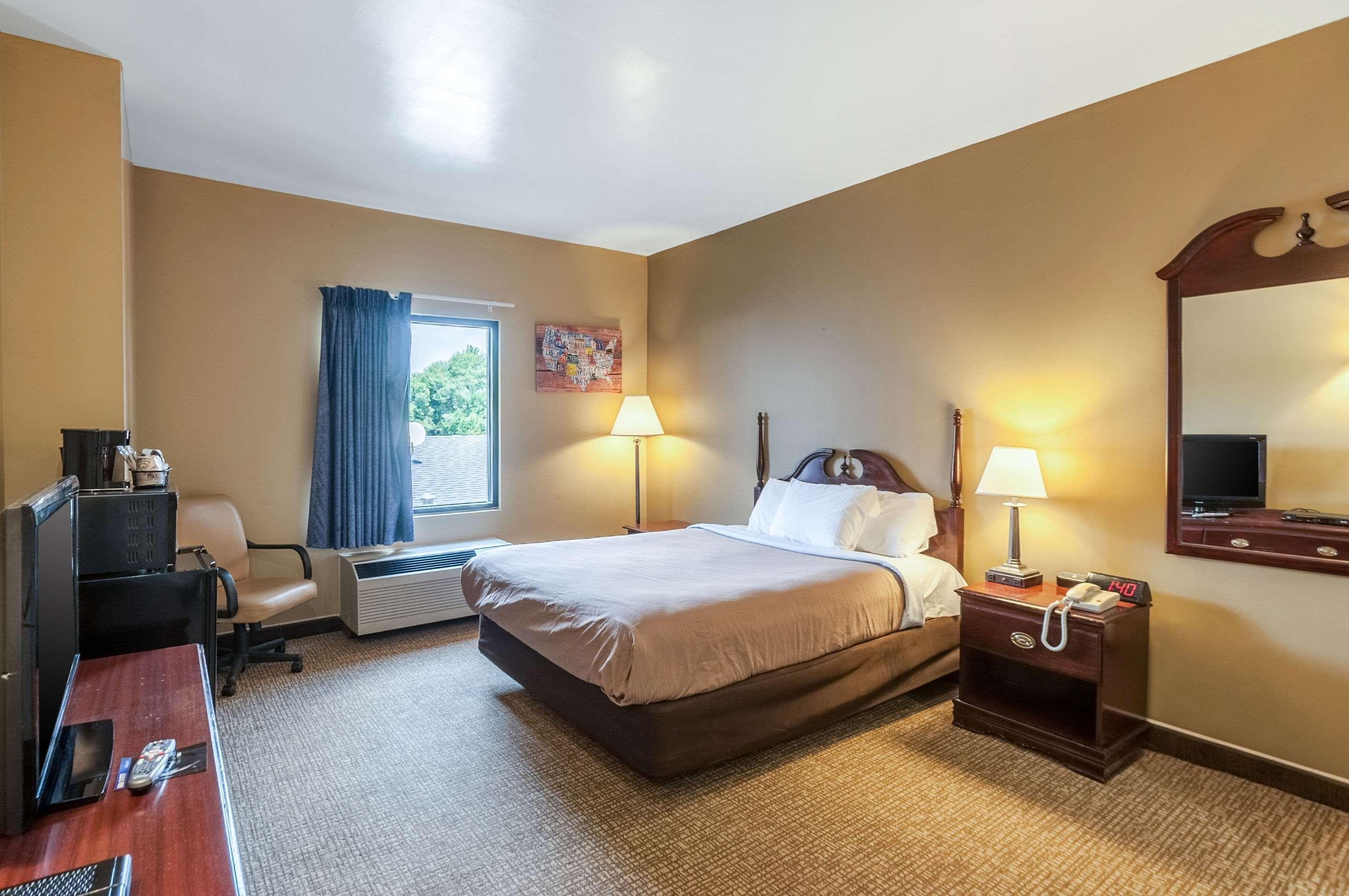 Econo Lodge Inn & Suites Middletown Buitenkant foto