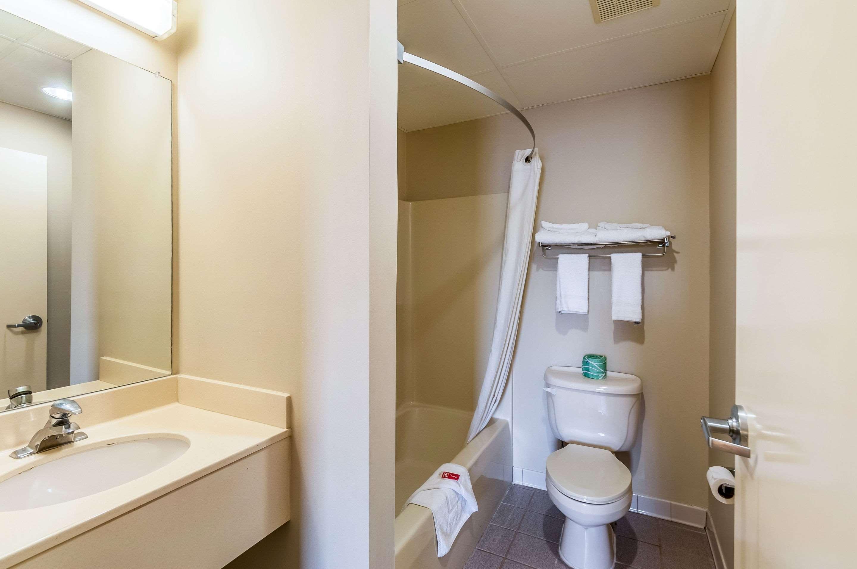 Econo Lodge Inn & Suites Middletown Buitenkant foto