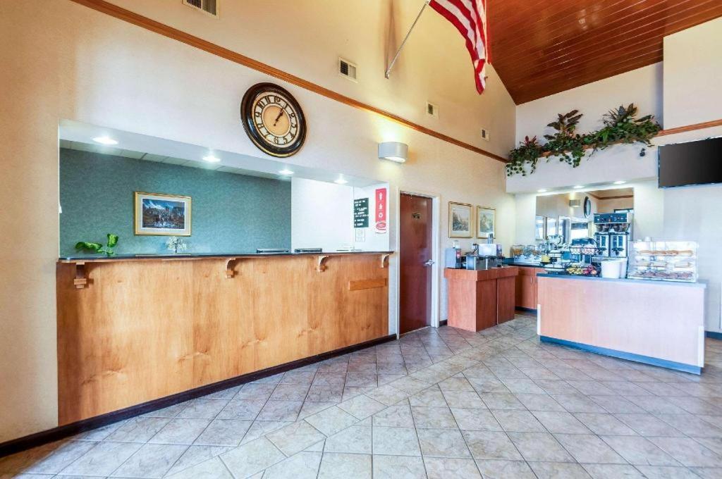 Econo Lodge Inn & Suites Middletown Buitenkant foto