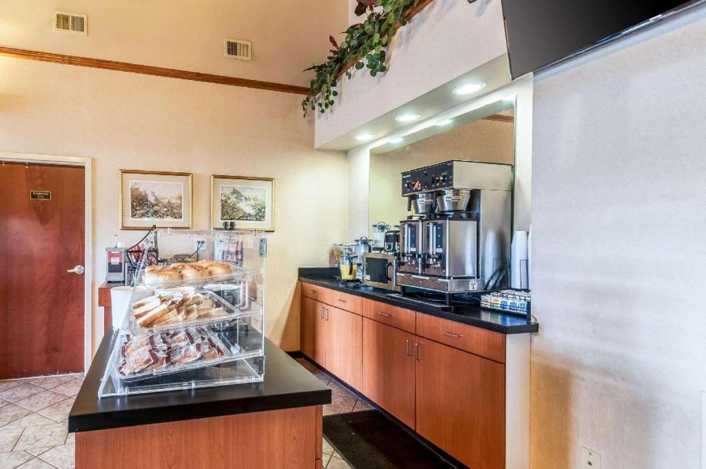 Econo Lodge Inn & Suites Middletown Buitenkant foto