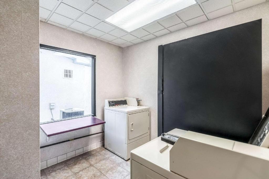 Econo Lodge Inn & Suites Middletown Buitenkant foto