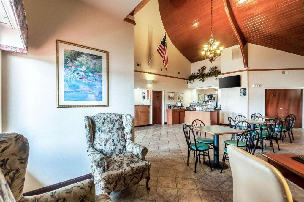 Econo Lodge Inn & Suites Middletown Buitenkant foto